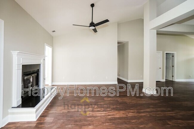 Foto del edificio - 4901 Pineridge Rd