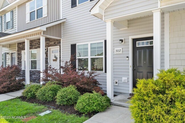 Foto del edificio - Modern Sneads Ferry Townhome with Private Fenced Yard