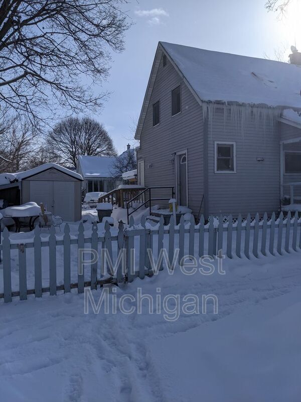 Building Photo - 925 Dayton St SW