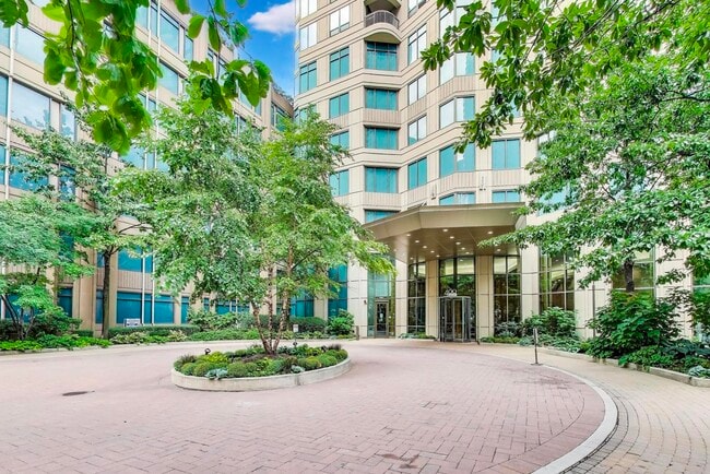 Building Photo - 400 N La Salle Dr