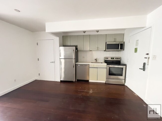 Building Photo - STANHOPE STREET / Spacious 2-Bed 1-Bath / ...