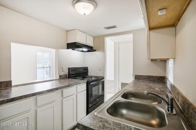 Building Photo - 851 Bert Rd