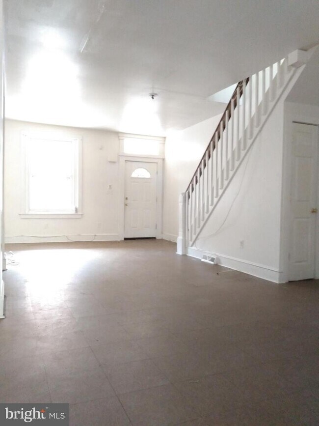Building Photo - 2155 W Grange Ave