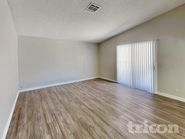 Building Photo - 4634 Grasshopper Dr