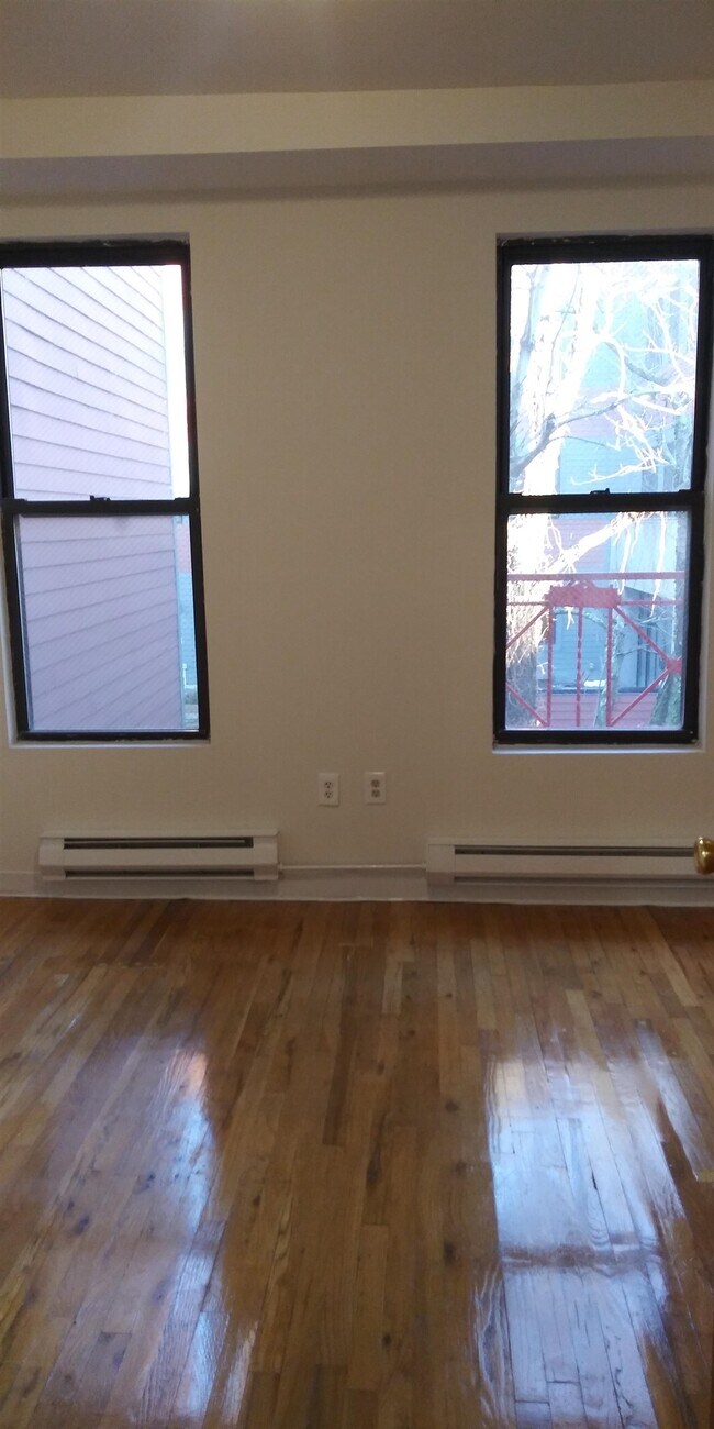 Foto del edificio - 1409 Grand St
