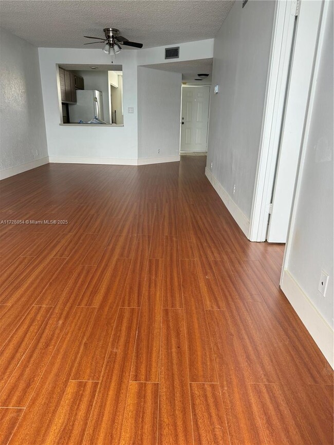 Foto del edificio - 117 Lake Emerald Dr