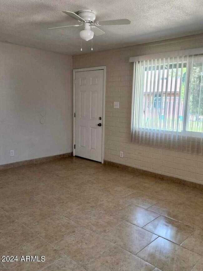 Building Photo - 2139 W Glenrosa Ave