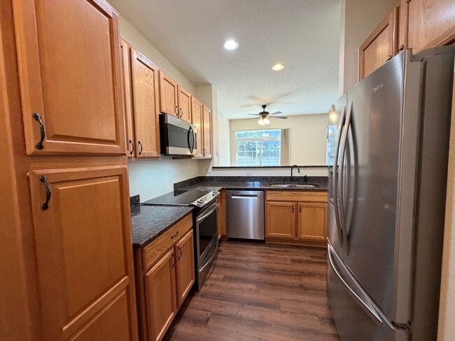 Foto del edificio - Immaculate Townhome Near Southlands with Granite Kitchen, Fireplace & Two Primary Suites