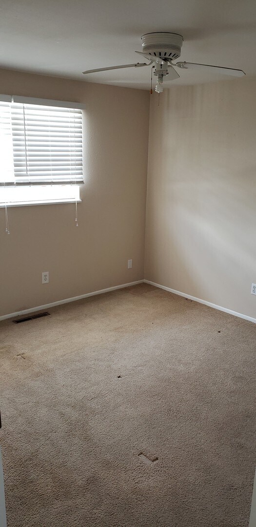 Foto del edificio - Move in ready 4 bedroom home For Rent on S...