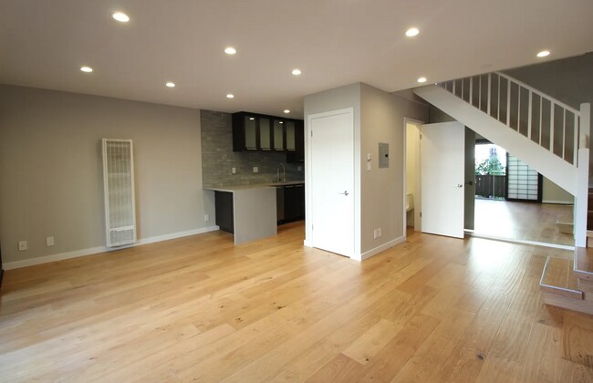 Foto del edificio - Modern 2BR/1.5BA Two-Level Condo w/ Patio ...