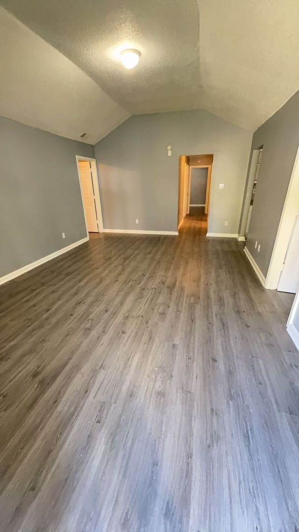 Building Photo - Beautifully update 5 bedroom 2 bath home - Open To Section 8