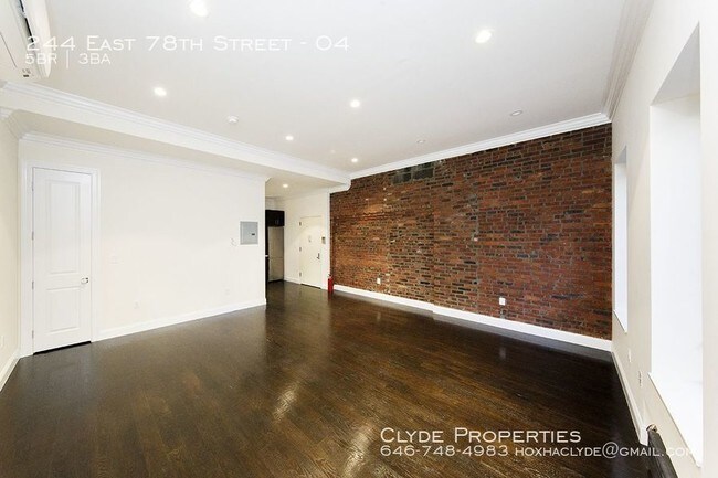 Foto del edificio - Stunning 5 bedroom duplex with 3 full baths!