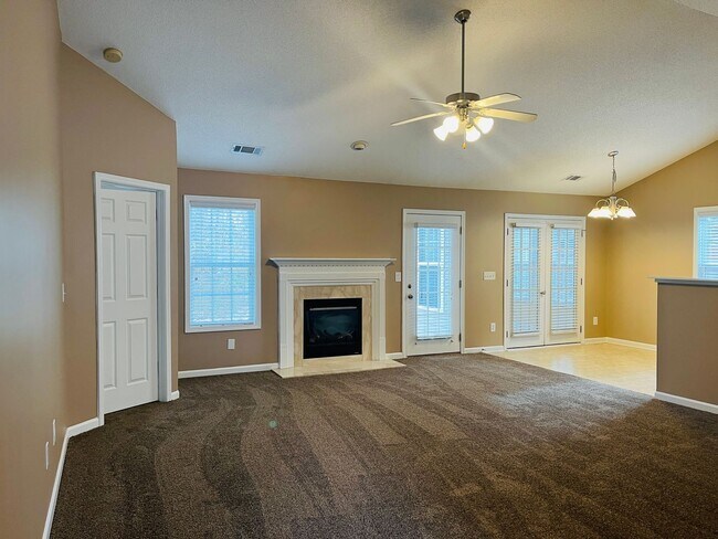 Building Photo - Welcome home! 3 Bedroom 2 Bath home in Sum...
