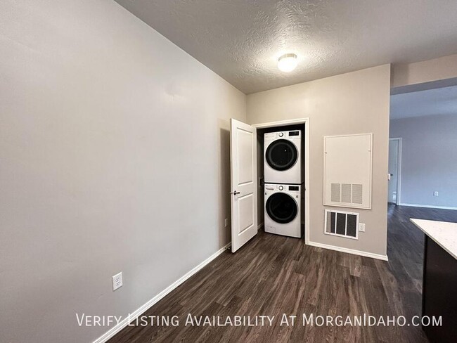 Building Photo - $500 off first month! 925 sqft 1-bed. Grou...