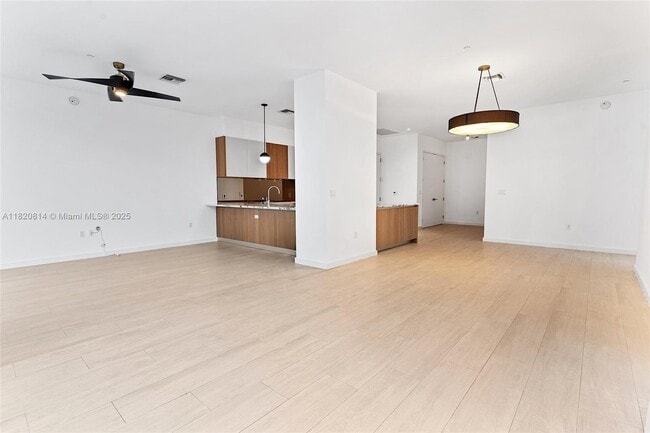 Building Photo - 2831 S Bayshore Dr