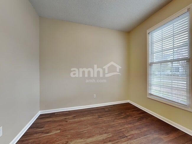 Building Photo - 537 Hanska Way