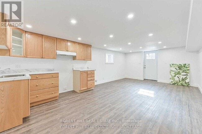 Building Photo - 518 Silverthorn Ave