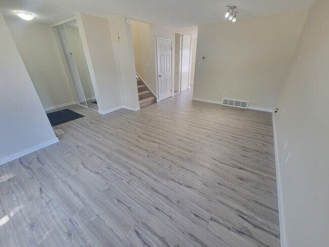 Photo du bâtiment - 8006-815A 15a Ave NW