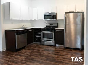 Building Photo - 1544 W Glenlake Ave