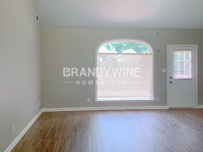 Building Photo - 657 McKenzie Cir