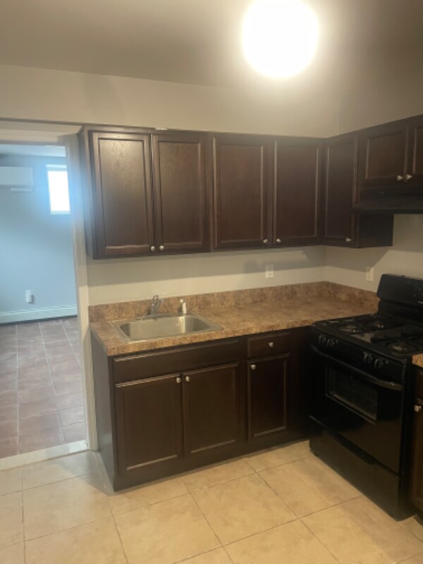 Foto principal - 889 Ionia Ave