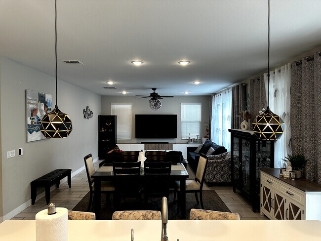 Foto del edificio - 1321 W Coyote Dr