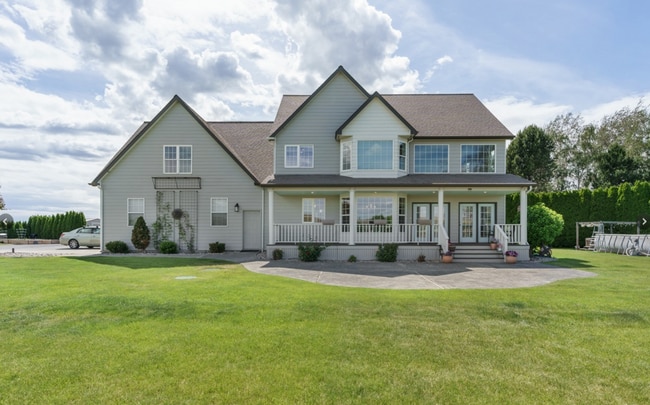 Building Photo - Large Country Home w/acreage