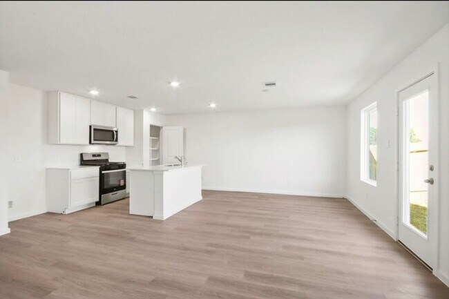 Building Photo - 233 Cal Ford Dr