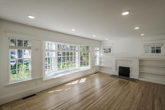 Building Photo - Charming Burlingame Home, 2 Bedroom / 1 Ba...