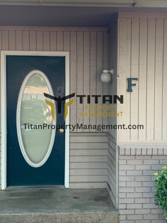 Building Photo - 2 Bed/1.5 Bath Apartment