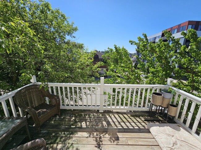 Private balcony - 1544 N Jackson St