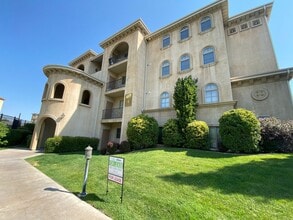Building Photo - 947 1010 N