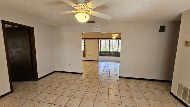 Building Photo - 3 bed, 2 bath 1 car garage