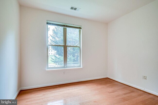 Building Photo - 1855 Stratford Park Pl