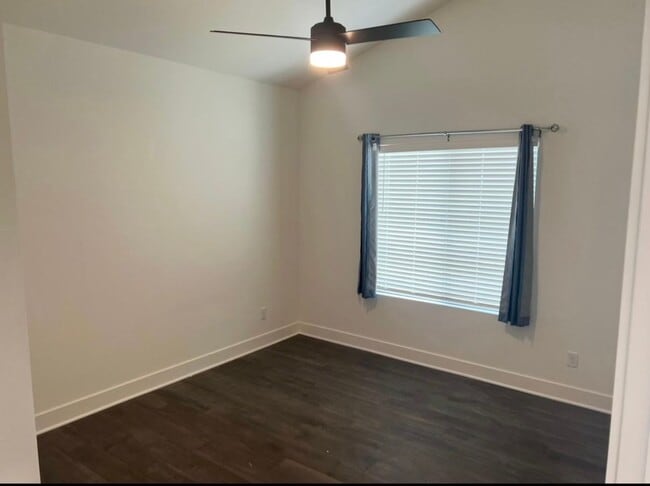 Building Photo - 104-106 Oakwood Ct