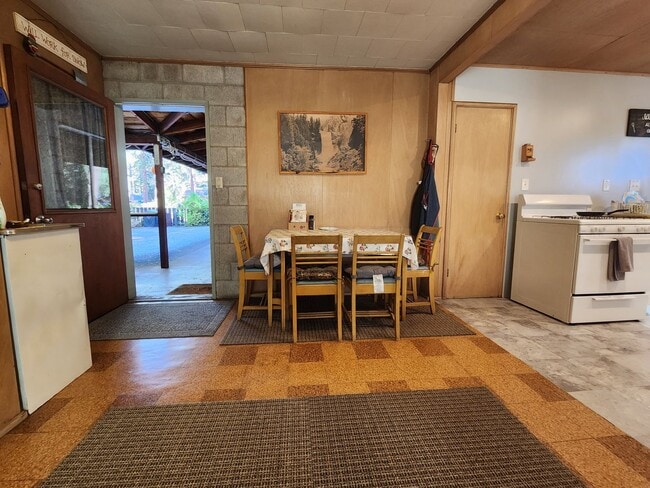 Foto del edificio - SKI LEASE: Close to Bus Line, Full Kitchen...