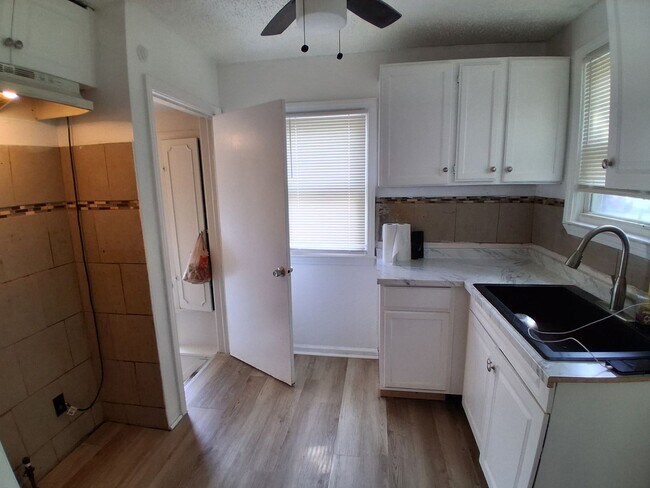 Foto del edificio - Fully Updated 3 Bedroom - 1 bathroom home - $1,350