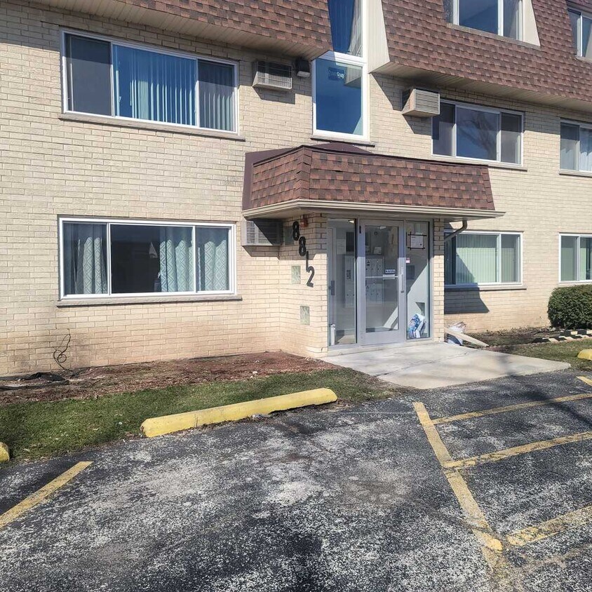 8812 Briar Ct Unit 1C, Des Plaines, IL 60016 Room for Rent in Des