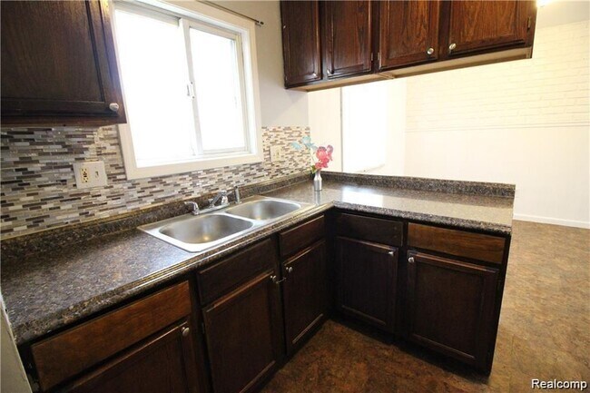 Foto del edificio - 15138 Kerstyn St