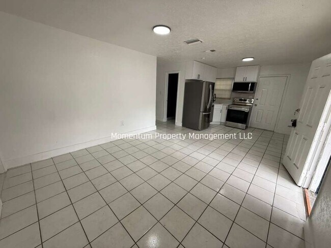 Foto del edificio - BEAUTIFUL & REMODELED 3/2 AVAILABLE NOW!!