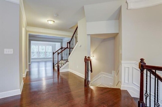 Building Photo - 2558 Sibley Ln NE