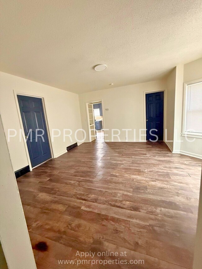 Building Photo - 3 Bedrooms/1 Bathroom House