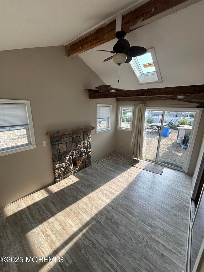 Foto del edificio - 127 Bloomfield Rd