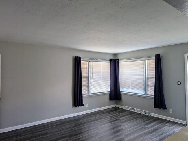 Building Photo - 2707 Canterbury Ln