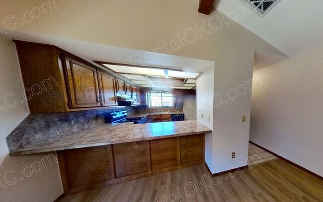 Foto del edificio - Duplex 2/2 Near shopping and Integris Southwest