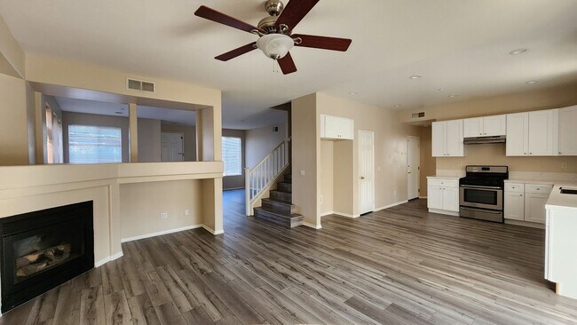 Building Photo - MOVE IN READY!!