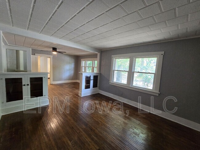 Building Photo - 543 Sumner St