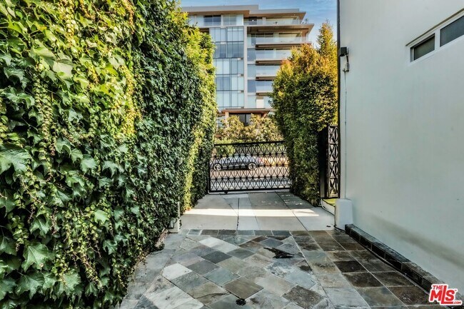 Foto del edificio - 8907 Rosewood Ave