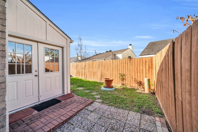 Building Photo - 18534 Meadows Way Dr