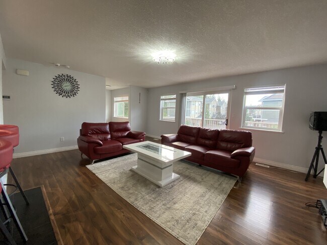 Building Photo - 7415-3007415 Creekside Way